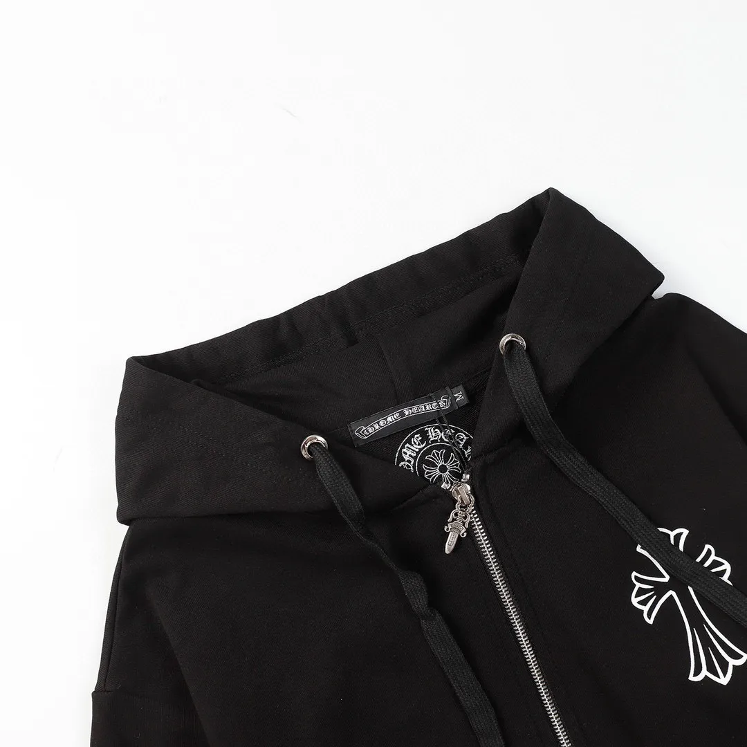 Q14—P230 -Chrome Hearts/Chrome Hearts printed zipper sweatshirt cardigan jacket -420 grams of high-density, high-quality wool, soft, delicate and skin-friendly, soft and silky to the touch, warm and skin-friendly -The hardware zipper accessories are all customized and full of details -Colour: black white -Size: S M L XL